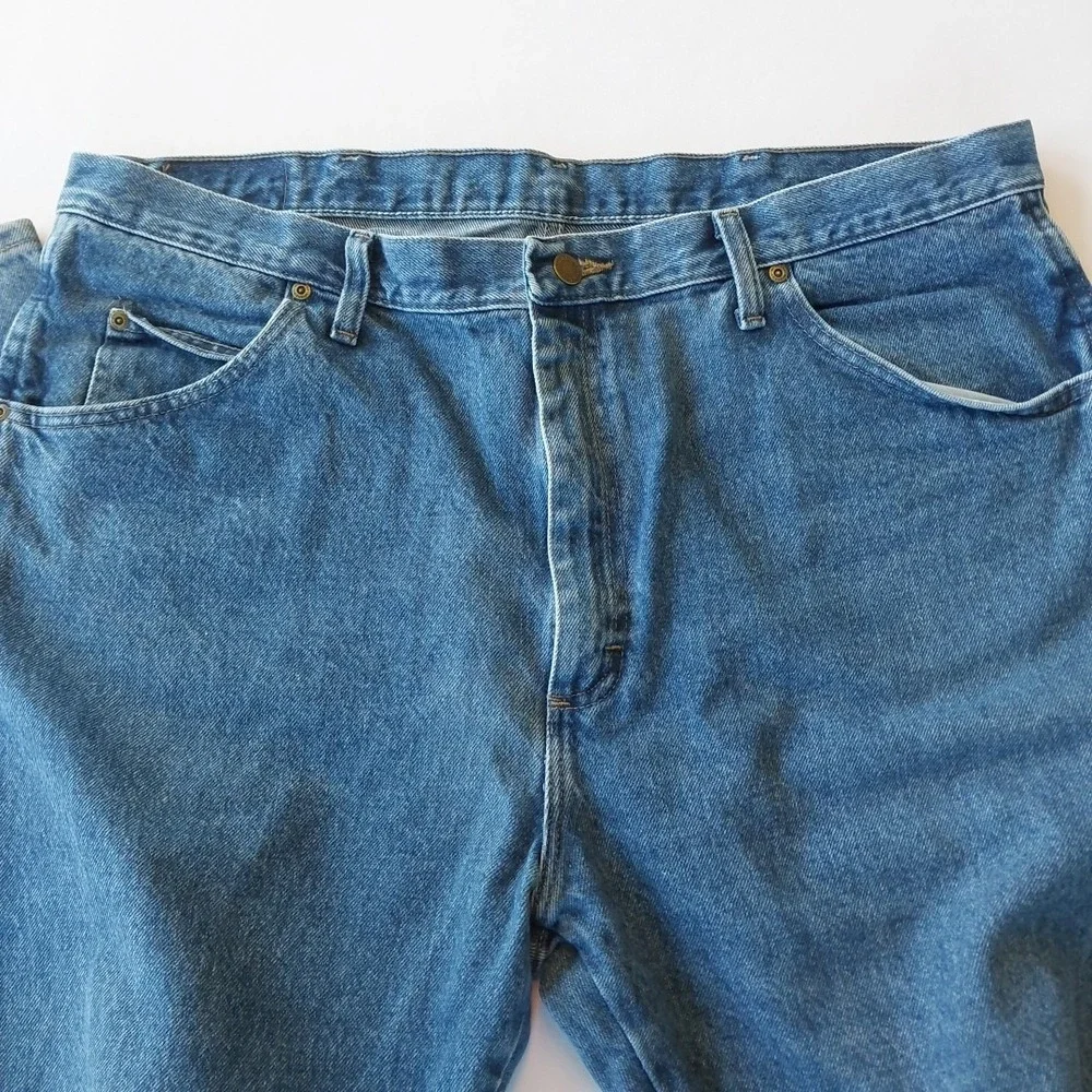 Wrangler Men's size 40x32 Med Wash Blue Denim Jeans Regular Fit‎
